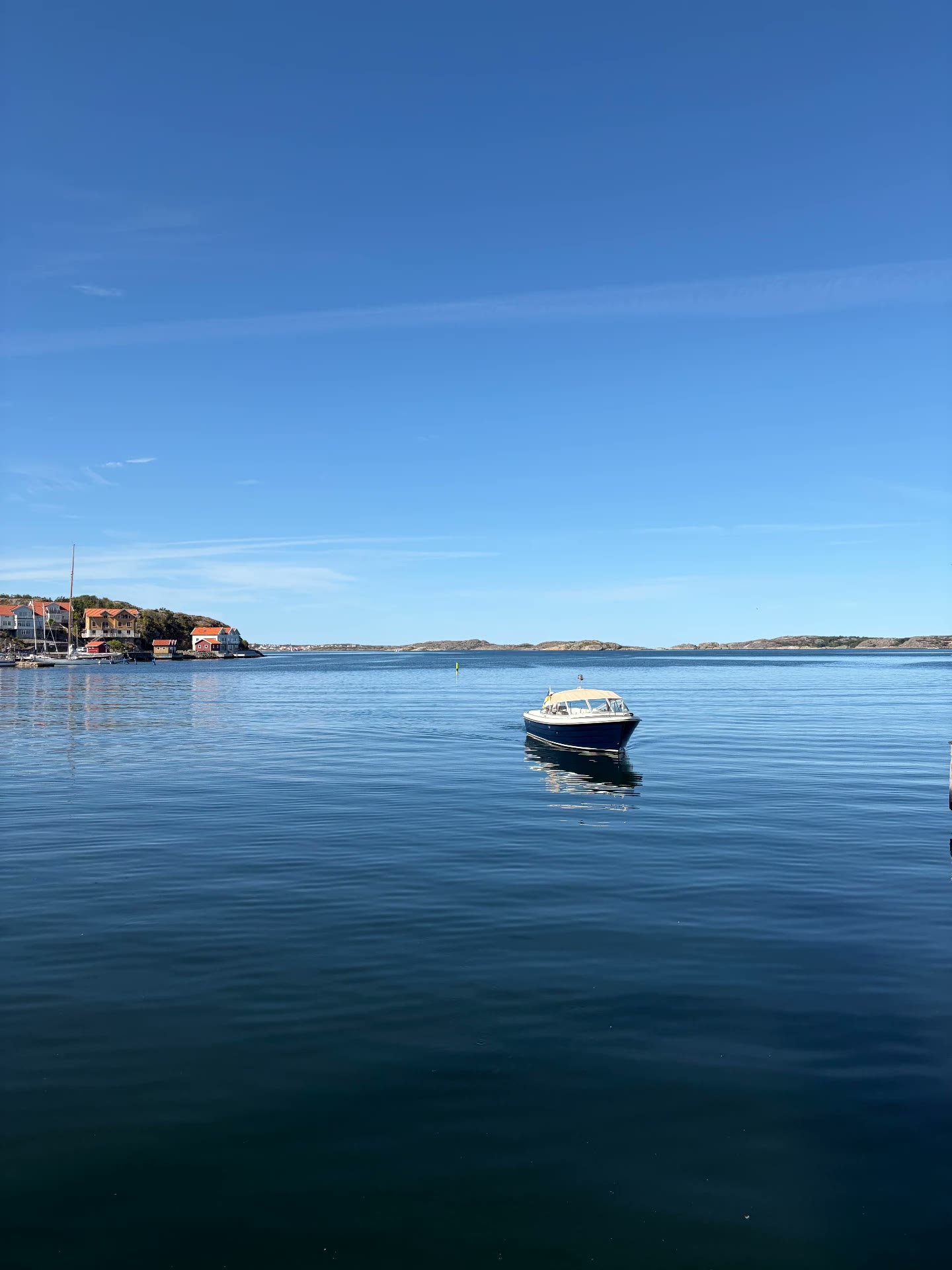 Motorbåt stilla utanför ett västkustsamhälle