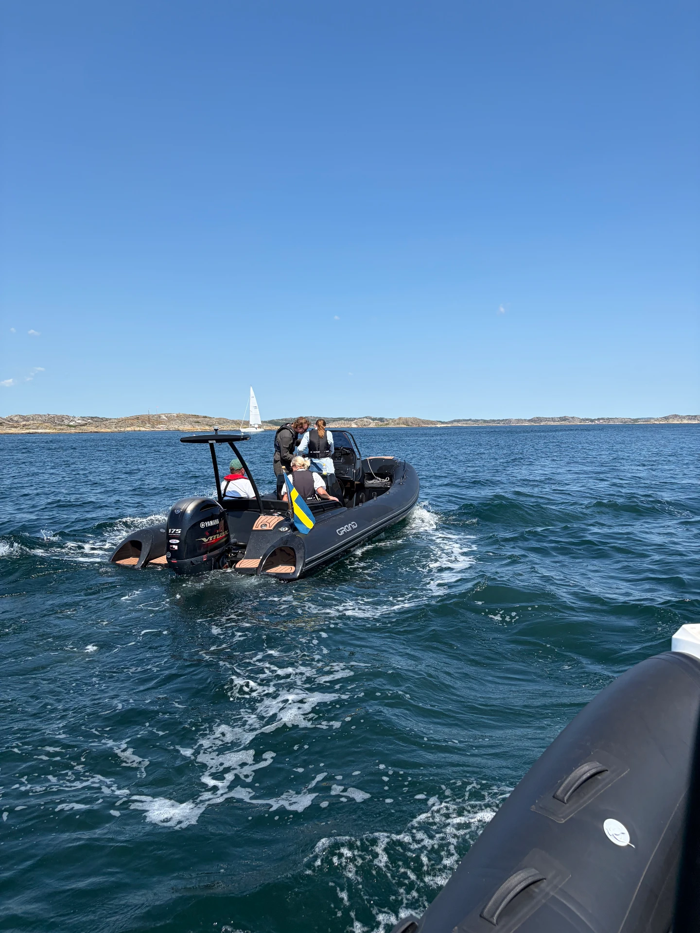 RIB-båt ute på Västkusten